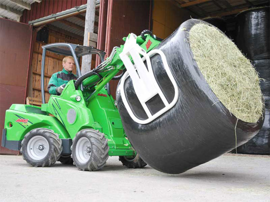 Avant® front loaders - round bale grab UK Avant sales