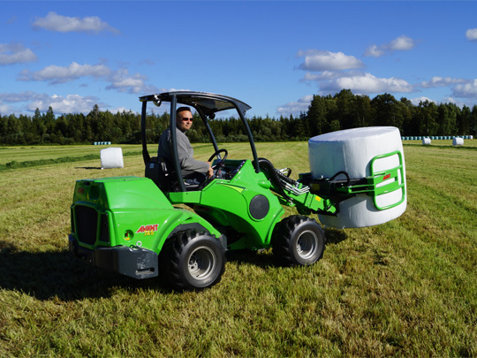 Avant® front loaders - round bale grab UK Avant sales