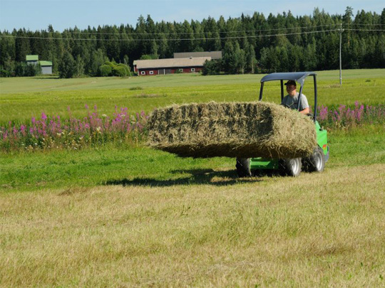 Avant® front loaders - square bale fork UK Avant sales